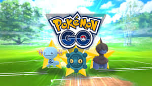 三個寶可夢角色站在陽光明媚的天空下的草地上，帶有Pokémon GO標誌。