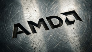 AMD標誌壓印在刮花金屬表面上，帶有反射燈光