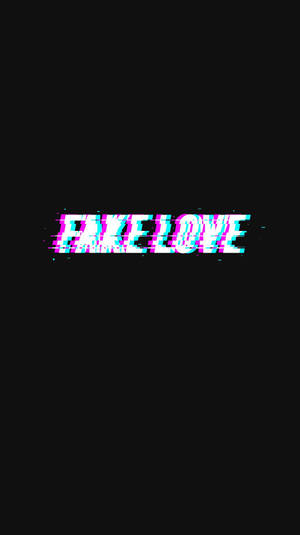 黑色背景上帶有故障霓虹文字「fake love」