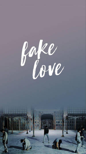 人們在紫色天空下霧氣瀰漫的庭院中鞠躬，帶有「fake love」文字。