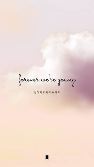 粉彩天空配上飄動嘅雲朵同啟發性文字 forever we're young。 — BTS 美學 壁紙