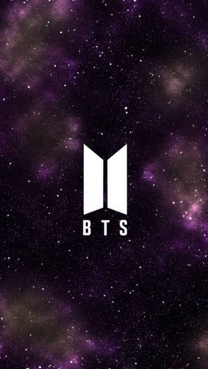 BTS標誌居中顯示在紫色星空背景上。 — 凌志標誌 GIF 壁紙