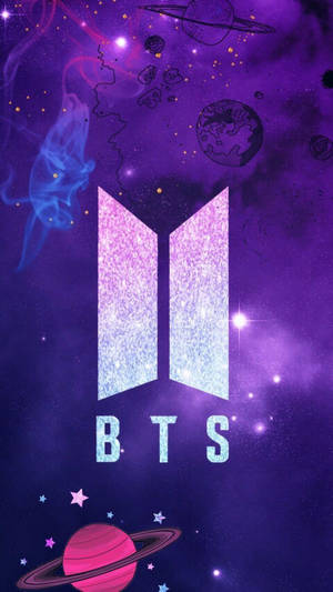 閃閃發光的紫色太空中的BTS標誌，帶有行星和恆星
