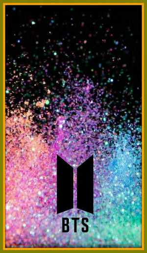 BTS 標誌被黑色背景上的彩色閃粉顆粒包圍。