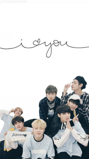BTS 男子團體成員 V、Jungkook、Jimin、Suga、Jin、RM 和 J-Hope 穿著白色休閒服裝，背景簡約。