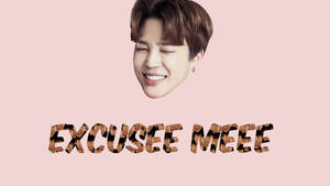 一個微笑的年輕男子的頭在粉紅色背景上，豹紋文字寫著「EXCUSEE MEEE」。