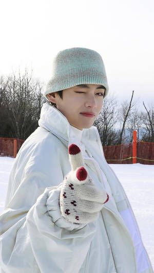穿著冬季裝備的年輕人在雪地戶外環境中眨眼。