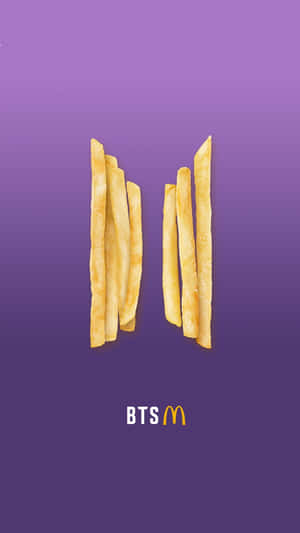 金色薯條形狀如BTS和麥當勞標誌，置於紫色漸變上。
