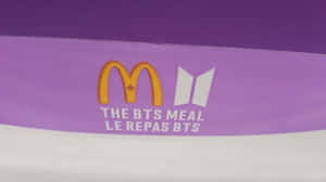 紫色包裝上帶有法文文字的麥當勞BTS Meal標誌。