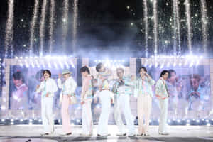 K-pop 組合在閃爍燈光的璀璨舞台上表演。