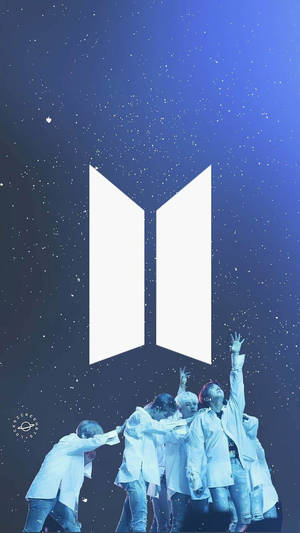 身穿白色外套的BTS成員在星空下向發光的標誌伸手。