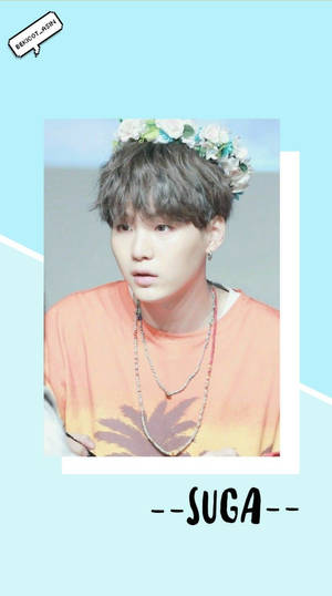 戴著花冠和橙色襯衫的年輕男子，帶有文字SUGA。