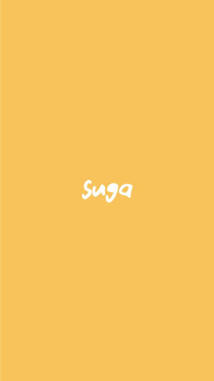 芥末黃背景，白色草書文字寫著Suga