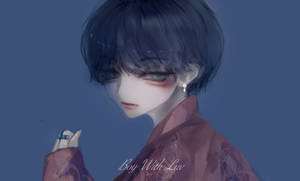 動漫男孩身穿紅色長袍，低垂雙眼，帶有淡妝，背景為藍色