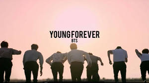 七個剪影人物面向粉紅色日落，文字 YOUNGFOREVER BTS。