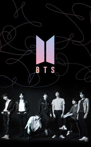 七位BTS成員穿著時尚服裝，在黑色背景上與他們的粉紅色標誌合影。 — Galaxy Z Fold 8 壁紙