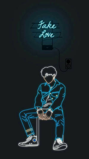 一個男孩坐在黑暗房間中「Fake Love」標誌下的霓虹燈輪廓。