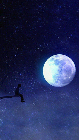 在星空夜空下，一個人坐在長椅上，上方是一輪巨大的月亮