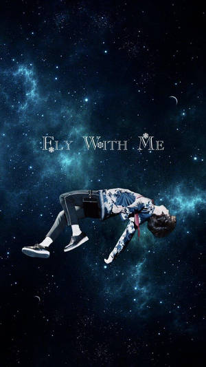 人在太空中漂浮，周圍有星星和星雲。