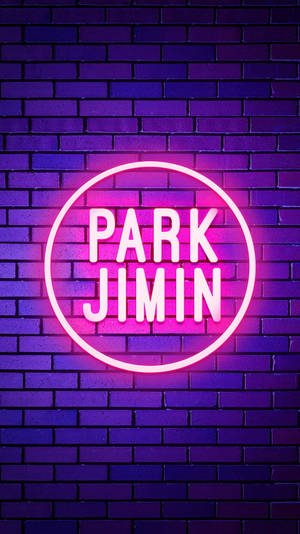 夜間，紫色磚牆上寫著 Park Jimin 的霓虹燈牌。 — BTS標誌 壁紙