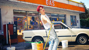 紅髮的人在復古加油站清洗一輛復古白色汽車。 — Jimin GIF 壁紙