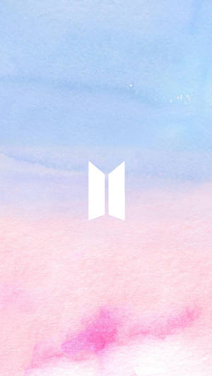 BTS標誌在粉彩藍色和粉紅色水彩背景上。