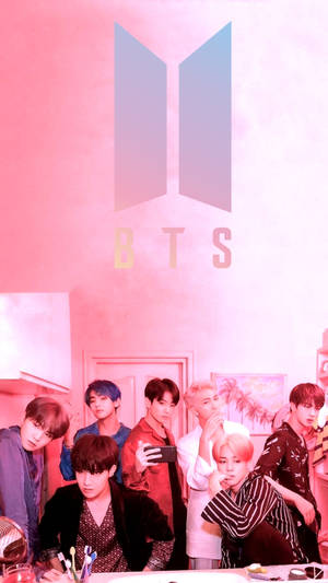 七位K-pop偶像在粉紅色燈光的工作室中，與BTS標誌和熱帶裝飾一起擺姿勢。