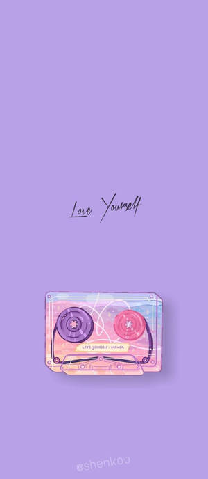 一個紫色卡式帶，上面有 'Love Yourself' 訊息，背景係薰衣草色。 — Redmi 17C 4G 壁紙