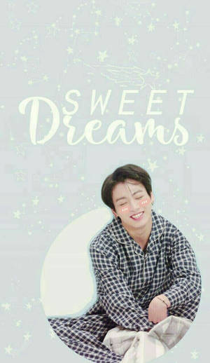 年輕男子穿著睡衣微笑，背景有星星和sweet dreams文字