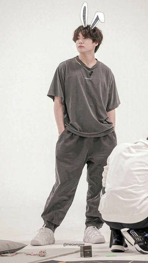 年輕男子在工作室環境中戴著兔耳和灰色家居服。 — 賓尼兔 GIF 壁紙