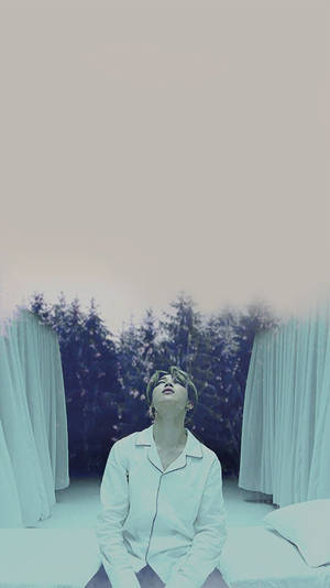 穿著白色睡衣的人坐在床上，抬頭望向由窗簾框住的天空。 — Jimin GIF 壁紙