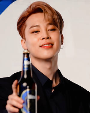年輕男子在工作室肖像中手持啤酒瓶 — Jimin GIF 壁紙