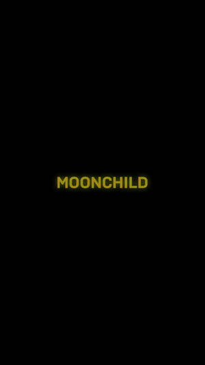 黑色背景上顯示 moonchild 的粗體黃色發光文字
