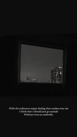 一個黑暗的房間，窗戶顯示夜晚燈火通明的城市天際線，並帶有疊加的文字。