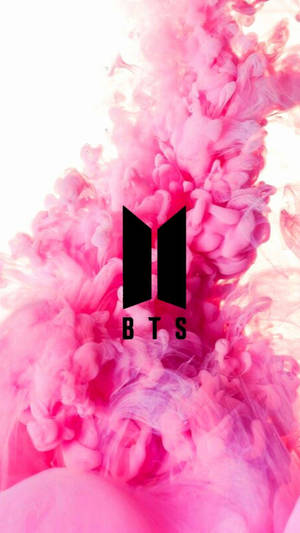 白色背景上被粉紅色墨水漩渦包圍的BTS標誌