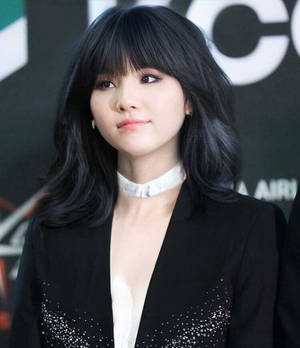 穿著黑色閃亮西裝外套和白色頸鏈的女性（活動）