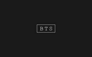 黑色背景，白色邊框的BTS文字居中。