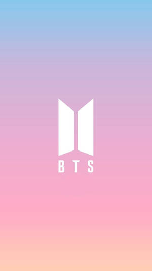 白色BTS標誌在柔和漸變背景上。