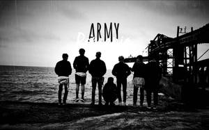 六個人的剪影站在碼頭雨中看著海洋，帶有'ARMY'文字。