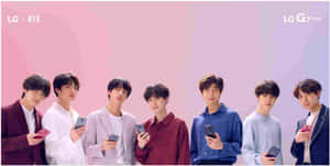 七位K-pop偶像在粉紅和紫色背景的工作室中手持智能手機。
