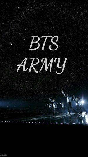 BTS 在星空下的舞台上表演，燈光閃爍，並有「BTS ARMY」文字。 — 現代戰爭 壁紙