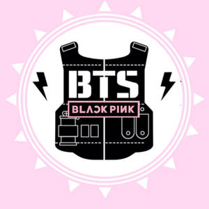 黑色背心標誌，帶有 BTS 和 BLACKPINK 文字，背景為粉紅色。 — BTS標誌 壁紙