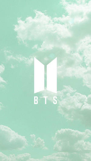 BTS標誌置中於薄荷綠色天空，配以白雲。