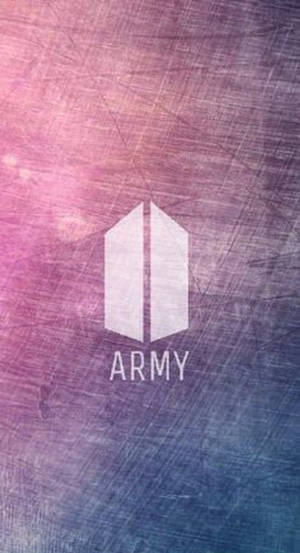 BTS ARMY標誌在粉紅至藍色漸變背景上帶有刮痕紋理。
