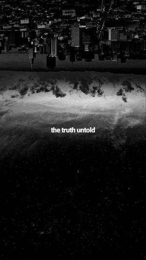 城市天際線倒映在繁星點點的宇宙中，並帶有文字 the truth untold。