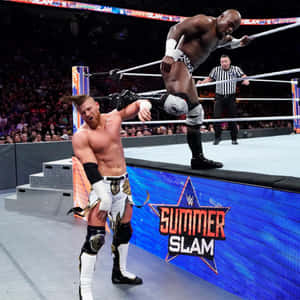 摔角手在半空中準備在WWE SummerSlam擂台上猛擊對手。