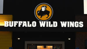 Buffalo Wild Wings餐廳招牌在夜間發光