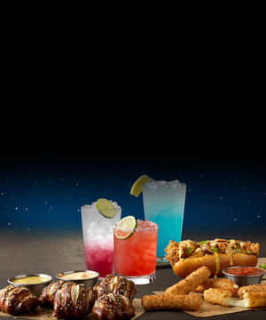 星空夜空下的彩色飲品和小食。