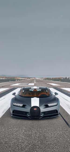 灰色Bugatti超跑帶白色條紋停在空曠跑道。
