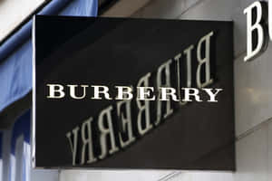 城市建築物外牆上的 Burberry 品牌標誌